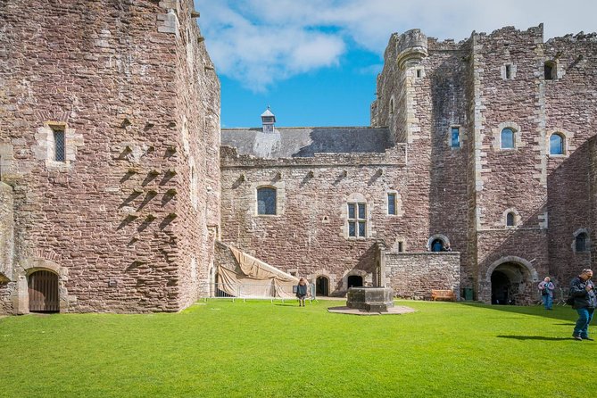 The Outlander 1 Day Experience - Linlithgow Palace and Wentworth Prison